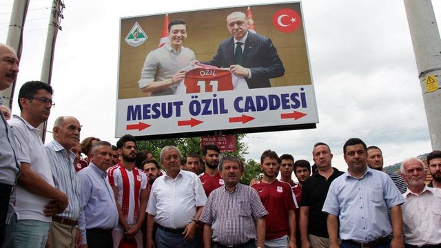 Fotografija Ozila i Erdogana na bilbordu (©AFP)